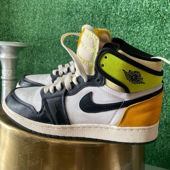 🟢 Air Jordan 1 volt 🟢 size 6.5 - Picture 2 of 5